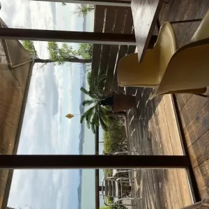 海の見えるカフェのサムネイル