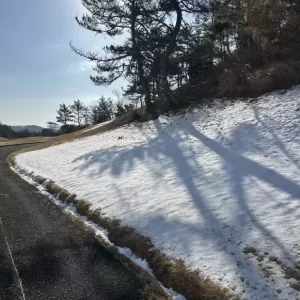 雪が残るゴルフ場💦のサムネイル